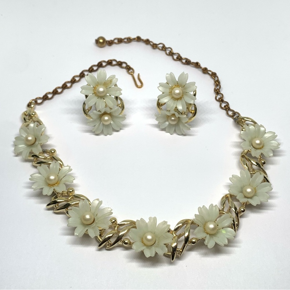 Vintage signed BSK GoldTone sunflower necklace and clip on earrings